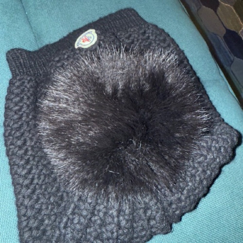 Moncler Black Knit Beanie with Pom-Pom - Picture 8 of 9
